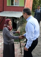 Gençlik ve Spor Bakanı Akif Çağatay Kılıç, Samsun'un Badırlı Köyü'nde yer alan aile kabristanını ziyareti ardından hemşehrileri ile sohbet etti ve hatıra fotoğrafı çektirdi.
