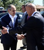 Gençlik ve Spor Bakanı Akif Çağatay Kılıç, Isparta'nın Şarkikaraağaç ilçesinde vatandaşlar ile sohbet etti ve hatıra fotoğrafı çektirdi.