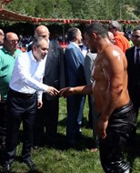 Gençlik ve Spor Bakanı Akif Çağatay Kılıç, Isparta'nın Uluborlu ilçesinde düzenlenen 38. Geleneksel Uluborlu Yağlı Pehlivan Güreşleri'ni izledi.
