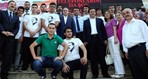 Gençlik ve Spor Bakanı Akif Çağatay Kılıç, Isparta'da vatandaşlarla sohbet etti ve hatıra fotoğrafı çektirdi.