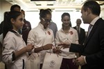 Gençlik ve Spor Bakanı Akif Çağatay Kılıç, 12 yaş Tenis Kız Milli Takımı'nı makamında kabul etti.