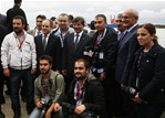 Başbakan Ahmet Davutoğlu ve Gençlik ve Spor Bakanı Akif Çağatay Kılıç, Samsunlu medya çalışanları ile hatıra fotoğrafı çektirdi.
