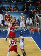 Gençlik ve Spor Bakanı Akif Çağatay Kılıç, 2014 Fiba Kadınlar Dünya Basketbol Şampiyonası çeyrek finalinde Türkiye - Sırbistan basketbol karşılaşmasını izledi.