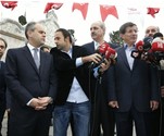 Sayın Başbakan Ahmet Davutoğlu ve Gençlik ve Spor Bakanı Akif Çağtay Kılıç, İstanbul Fatih Camii'nde kıldıkları bayram namazı ardından vatandaşlar ile bayramlaştı.