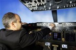 Gençlik ve Spor Bakanı Akif Çağatay Kılıç, Antalya'da Türk Hava Yolları'na ait uçak simülatöründe uçak uçurdu.