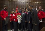 Sayın Başbakanımız Ahmet Davutoğlu, TBMM AK Parti Grup Toplantısı'nda Almanya'da düzenlenen Dünya Karate Şampiyonası'nda üçüncü olan Karate Milli Takım oyuncuları ile fotoğraf çektirdi.