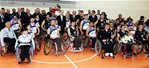 Gençlik ve Spor Bakanı Akif Çağatay Kılıç, Garanti ve Beşiktaş RMK Marine Tekerlekli Sandalye Basketbol Takımları arasında oynanan basketbol karşılaşmasını izledi.
