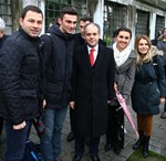 Gençlik ve Spor Bakanı Akif Çağatay Kılıç, İstanbul'da vatandaşlar ile sohbet etti ve hatıra fotoğrafı çektirdi.