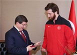 Başbakan Ahmet Davutoğlu, Gençlik ve Spor Bakanı Akif Çağatay Kılıç ile Almanya’da yapılan Dünya Büyükler Karate Şampiyonası’nda dereceye giren milli sporcuları Başbakanlık Merkez Binada kabul etti.