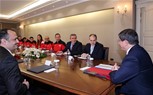 Başbakan Ahmet Davutoğlu, Gençlik ve Spor Bakanı Akif Çağatay Kılıç ile Almanya’da yapılan Dünya Büyükler Karate Şampiyonası’nda dereceye giren milli sporcuları Başbakanlık Merkez Binada kabul etti.