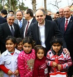 Gençlik ve Spor Bakanı Akif Çağatay Kılıç, Samsun ziyareti sırasında karne hediyesi olarak çocuklara bebek ve futbol topu verdi.