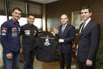 Gençlik ve Spor Bakanı Akif Çağatay Kılıç, Türkiye Motosiklet Federasyonu Başkanı Bekir Yunus Ucar ve motor sporcuları Şakir Şenkalaycı ile Serkan Özdemir’i makamında kabul etti.
