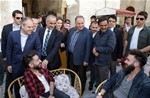 Gençlik ve Spor Bakanı Akif Çağatay Kılıç, Sivas Tarihi Kent Meydanı ve İstasyon Caddesi'nde vatandaşlarla sohbet etti.