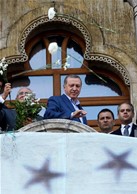 Cumhurbaşkanı Recep Tayyip Erdoğan, Samsun Büyükşehir Belediye'si balkonundan vatandaşlara seslendi.