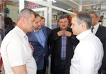 Gençlik ve Spor Bakanı Akif Çağatay Kılıç, Samsun'un Vezirköprü İlçesi Havza Caddesi esnafını ziyaret etti.