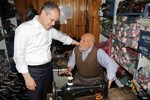 Gençlik ve Spor Bakanı Akif Çağatay Kılıç, Samsun'un Vezirköprü İlçesi esnafını ziyaret etti.