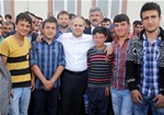 Gençlik ve Spor Bakanı Akif Çağatay Kılıç, Samsun'un Vezirköprü İlçesi Oymaağaç ve Türkmen Mahalleri'ni ziyaret etti. 
