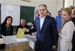 Gençlik ve Spor Bakanı Akif Çağatay Kılıç, Samsun Atatürk Lisesi’nde 2203 nolu sandıkta 7 Haziran 2015 Genel Seçimleri için oy kullandı.