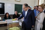 Gençlik ve Spor Bakanı Akif Çağatay Kılıç, Samsun Atatürk Lisesi’nde 2203 nolu sandıkta 7 Haziran 2015 Genel Seçimleri için oy kullandı.