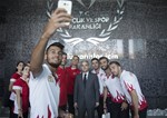 Gençlik ve Spor Bakanı Akif Çağatay Kılıç, 1. Avrupa Oyunları’nda madalya kazanan sporcuları makamında kabul etti.