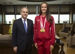 Gençlik ve Spor Bakanı Akif Çağatay Kılıç, milli yüzücü Viktoria Zeynep Güneş'i makamında kabul etti.