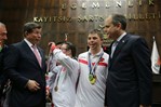 Başbakan Davutoğlu, Özel Sporcuları kabul etti. AK Parti Meclis Grup Salonu’nda gerçekleşen kabulde Gençlik ve Spor Bakanı Akif Çağatay Kılıç da yer aldı.