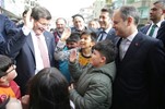 Başbakan Ahmet Davutoğlu, Ankara'nın Kızılcahamam ilçesinde esnafı ziyaret etti. Vatandaşlarla da sohbet eden Başbakan Davutoğlu'na Gençlik ve Spor Bakanı Akif Çağatay Kılıç da refakat etti.