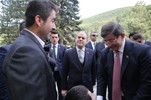 Başbakan Ahmet Davutoğlu, Ankara'nın Kızılcahamam ilçesinde esnafı ziyaret etti. Vatandaşlarla da sohbet eden Başbakan Davutoğlu'na Gençlik ve Spor Bakanı Akif Çağatay Kılıç da refakat etti.