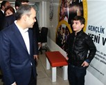 Gençlik ve Spor Bakanı Akif Çağatay Kılıç, Eskişehir Odunpazarı Gençlik Merkezi'ni ziyaret etti.