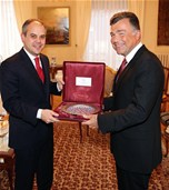 Gençlik ve Spor Bakanı Akif Çağatay Kılıç, İsviçre'deki temasları çerçevesinde Uluslararası Olimpiyat Komitesi Başkanı Thomas Bach ile görüştü.