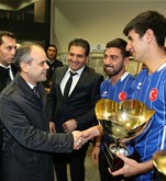 Gençlik ve Spor Bakanı Akif Çağatay Kılıç, çeşitli ziyaret ve incelemelerde bulunmak için geldiği Gaziantep'te vatandaşlar tarafından karşıladı.
