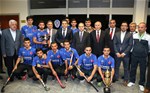 Gençlik ve Spor Bakanı Akif Çağatay Kılıç, çeşitli ziyaret ve incelemelerde bulunmak için geldiği Gaziantep'te vatandaşlar tarafından karşıladı.