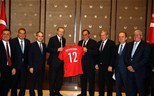 Gençlik ve Spor Bakanı Akif Çağatay Kılıç, Türkiye Futbol Federasyonu ve Kulüpler Birliği Vakfı Yönetim Kurulu ile Sayın Cumhurbaşkanımız Recep Tayyip Erdoğan'ı Cumhurbaşkanlığı Sarayında ziyaret etti