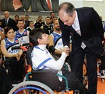 Gençlik ve Spor Bakanı Akif Çağatay Kılıç, Garanti ve Beşiktaş RMK Marine Tekerlekli Sandalye Basketbol Takımları arasında oynanan basketbol karşılaşmasını izledi.
