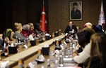 Gençlik ve Spor Bakanı Akif Çağatay Kılıç, Samsun Ak Parti İl ve İlçe Kadın Belediye Meclis Üyeleri'ni makamında kabul etti.