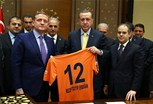 Cumhurbaşkanı Recep Tayyip Erdoğan, Gençlik ve Spor Bakanı Akif Çağatay Kılıç ile İstanbul Başakşehir Kulübü Başkanı Göksel Gümüşdağ ve Yönetim Kurulu üyeleri ile bazı futbolcuları kabul etti.