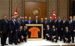 Cumhurbaşkanı Recep Tayyip Erdoğan, Gençlik ve Spor Bakanı Akif Çağatay Kılıç ile İstanbul Başakşehir Kulübü Başkanı Göksel Gümüşdağ ve Yönetim Kurulu üyeleri ile bazı futbolcuları kabul etti.