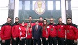 Başbakan Ahmet Davutoğlu, Gençlik ve Spor Bakanı Akif Çağatay Kılıç ile Almanya’da yapılan Dünya Büyükler Karate Şampiyonası’nda dereceye giren milli sporcuları Başbakanlık Merkez Binada kabul etti.