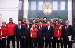 Başbakan Ahmet Davutoğlu, Gençlik ve Spor Bakanı Akif Çağatay Kılıç ile Almanya’da yapılan Dünya Büyükler Karate Şampiyonası’nda dereceye giren milli sporcuları Başbakanlık Merkez Binada kabul etti.