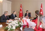 Başbakan Ahmet Davutoğlu, Gençlik ve Spor Bakanı Akif Çağatay Kılıç ile Almanya’da yapılan Dünya Büyükler Karate Şampiyonası’nda dereceye giren milli sporcuları Başbakanlık Merkez Binada kabul etti.