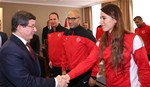 Başbakan Ahmet Davutoğlu, Gençlik ve Spor Bakanı Akif Çağatay Kılıç ile Almanya’da yapılan Dünya Büyükler Karate Şampiyonası’nda dereceye giren milli sporcuları Başbakanlık Merkez Binada kabul etti.