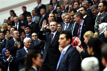 Cumhurbaşkanı Recep Tayyip Erdoğan, Başbakan Ahmet Davutoğlu ile Gençlik ve Spor Bakanı Akif Çağatay Kılıç, Hz. Mevlana'nın 741. Vuslat Yıl Dönümü Uluslararası Anma Törenine katıldılar.