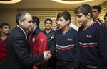Gençlik ve Spor Bakanı Akif Çağatay Kılıç, Türkiye Olimpiyat Hazırlık Merkezi (TOHM)’da kalan sporcuları ziyaret etti.
