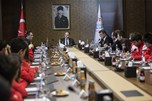 Gençlik ve Spor Bakanı Akif Çağatay Kılıç, Avrupa Kros Şampiyonası’nda takım halinde ilk şampiyonluğuna ulaşan Milli Takımızı kabul etti.