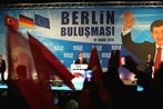 Başbakan Ahmet Davutoğlu ile Gençlik ve Spor Bakanı Akif Çağatay Kılıç, Almanya'da yaşayan vatandaşlarımızla Berlin Buluşmaları etkinliğiyle bir araya geldi.