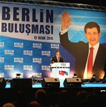 Başbakan Ahmet Davutoğlu ile Gençlik ve Spor Bakanı Akif Çağatay Kılıç, Almanya'da yaşayan vatandaşlarımızla Berlin Buluşmaları etkinliğiyle bir araya geldi.