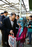 Gençlik ve Spor Bakanı Akif Çağatay Kılıç, Samsun ziyareti sırasında karne hediyesi olarak çocuklara bebek ve futbol topu verdi.