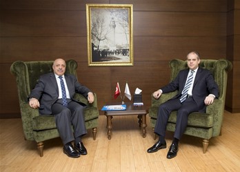Gençlik ve Spor Bakanı Akif Çağatay Kılıç, Hak-iş Sendikası Genel Başkanı Mahmut Arslan'ı makamında kabul etti.