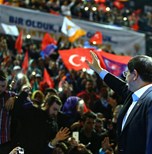 Başbakan Ahmet Davutoğlu ile Gençlik ve Spor Bakanı Akif Çağatay Kılıç, Ak Parti İstanbul 5. Olağan Kongresi'ne katıldı.