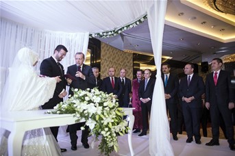 Cumhurbaşkanı Recep Tayyip Erdoğan ile Gençlik ve Spor Bakanı Akif Çağatay Kılıç, Gençlik ve Spor Bakanlığı Müsteşarı Faruk Özçelik’in oğlu Cihat Özçelik’in nikah törenine katıldı.
